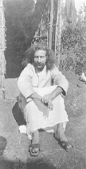 Utenfor torvhytten, 1920 &aring;rene